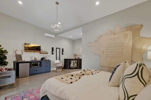 Casa, 1 cama King, banheira de imersão (807 Poplar Pl- 1 Pop) | 1 quarto, individualmente decorados, individualmente mobiliados