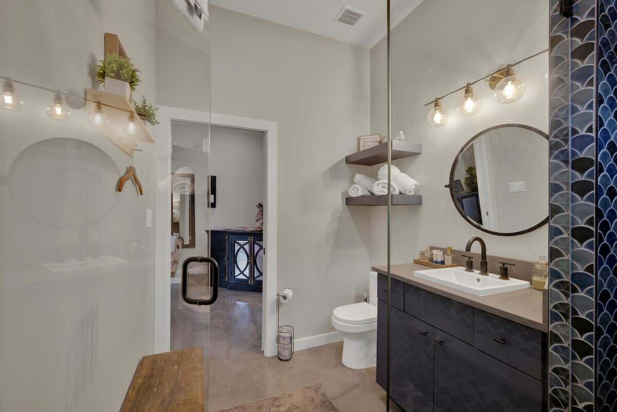 House, 1 King Bed, Hot Tub (807 Poplar Pl- 1 Pop) | Bathroom | Towels