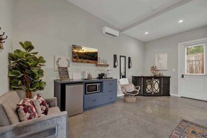 Casa, 1 cama King, banheira de imersão (807 Poplar Pl- 1 Pop) | Parte interna