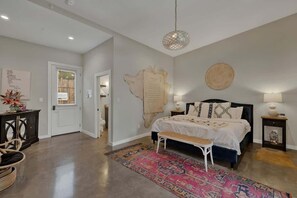 บ้านพัก, เตียงคิงไซส์ 1 เตียง, อ่างน้ำร้อน (807 Poplar Pl- 1 Pop) | 1 ห้องนอน, ห้องพักตกแต่งอย่างมีเอกลักษณ์, ตกแต่งพิเศษโดยเฉพาะ