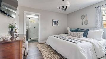 Casa, várias camas, acesso à piscina, vista para a piscina (108 Wisteria Dr) | 8 quartos, individualmente decorados, individualmente mobiliados