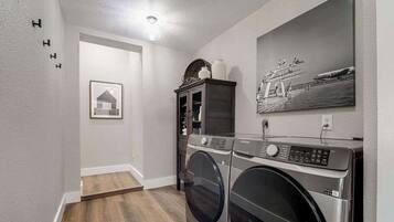 Casa, varias camas, acceso a la alberca, vista a la alberca (108 Wisteria Dr) | Lavandería