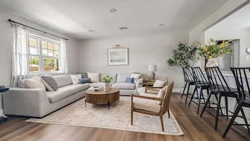 Casa, varias camas, acceso a la piscina, vistas a la piscina (108 Wisteria Dr) | Zona de estar