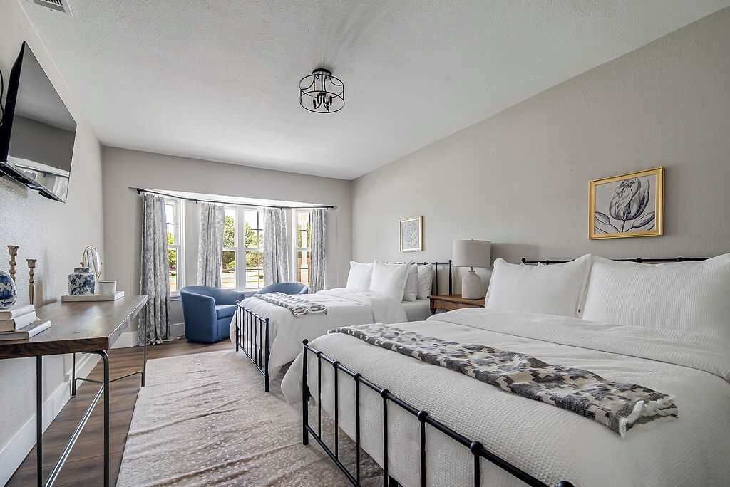 Casa, várias camas, acesso à piscina, vista para a piscina (108 Wisteria Dr) | 8 quartos, individualmente decorados, individualmente mobiliados