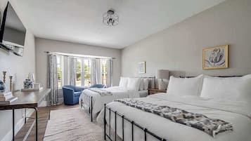 Casa, varias camas, acceso a la piscina, vistas a la piscina (108 Wisteria Dr) | 8 dormitorios, decoración individual, mobiliario individual