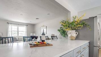 Casa, varias camas, acceso a la alberca, vista a la alberca (108 Wisteria Dr) | 8 habitaciones, decoración personalizada y muebles diferentes