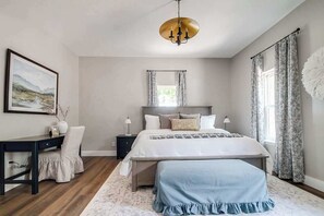 Hus, flere senger, adgang til basseng, bassengutsikt (108 Wisteria Dr) | 8 soverom, individuelt dekorert, individuelt innredet og sengetøy