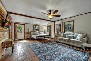 House, Multiple Beds, Pool Access, Pool View (1605 Lone Man Cmb) | Living area