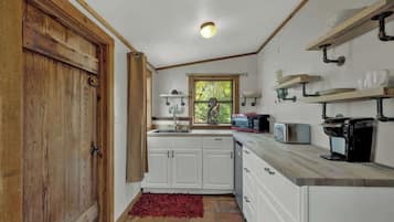 House, Multiple Beds, Pool Access, Pool View (1605 Lone Man Cmb) | Private kitchen