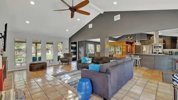 Huis, meerdere bedden, toegang tot zwembad, uitzicht op zwembad (1605 Lone Man Cmb) | Woonruimte