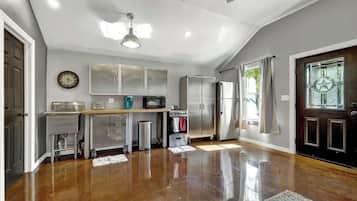 House, Multiple Beds, Pool Access, Pool View (1605 Lone Man Cmb) | Private kitchen