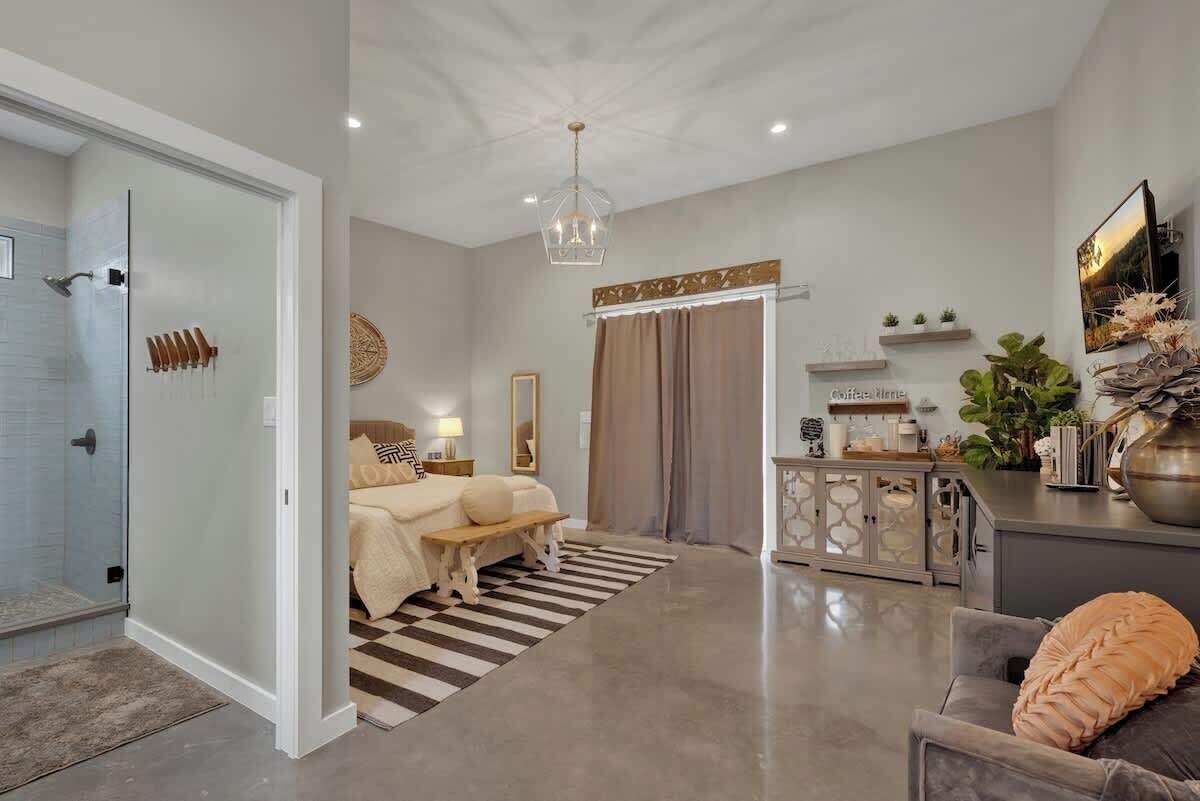 独立别墅, 1 张特大床, 热水浴缸, 城市景观 (807 Poplar Pl- 3 Pop) | 1 多间卧室、特色装修、特色家居、床单