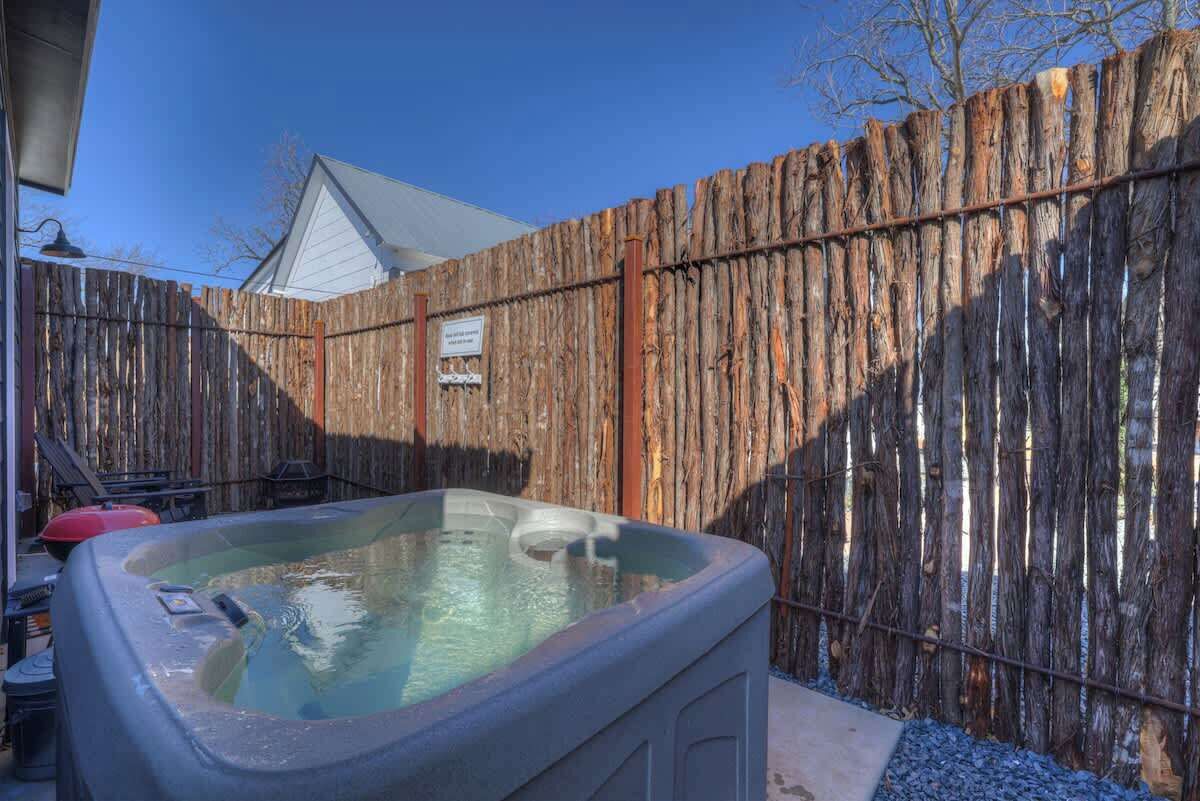 House, 1 King Bed, Hot Tub, City View (807 Poplar Pl- 3 Pop) | Outdoor spa tub