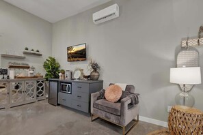 Ev, 1 En Büyük (King) Boy Yatak, Sıcak Su Küveti, Şehir Manzaralı (807 Poplar Pl- 3 Pop) | İç mekân