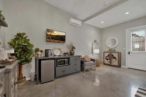 Ev, 1 En Büyük (King) Boy Yatak, Sıcak Su Küveti, Şehir Manzaralı (807 Poplar Pl- 3 Pop) | İç mekân