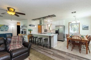 Casa, várias camas, varanda (405 Watkins Point) | Parte interna