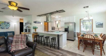 Lazy Cove Waterfront Getaway on Lake Lbj!