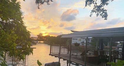 Lazy Cove Waterfront Getaway on Lake Lbj!