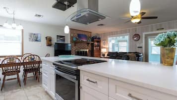 Casa, varias camas, patio (405 Watkins Point) | Cocina privada
