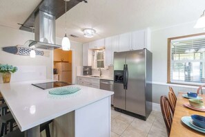 Casa, várias camas, varanda (405 Watkins Point) | Cozinha privada