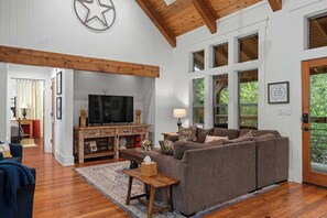 Rumah, Beberapa Tempat Tidur, patio (1210 Sleepy Hollow) | Pemandangan dari kamar