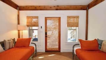 House, Multiple Beds, Patio (1210 Sleepy Hollow) | 7 bedrooms, individually decorated, individually furnished, bed sheets