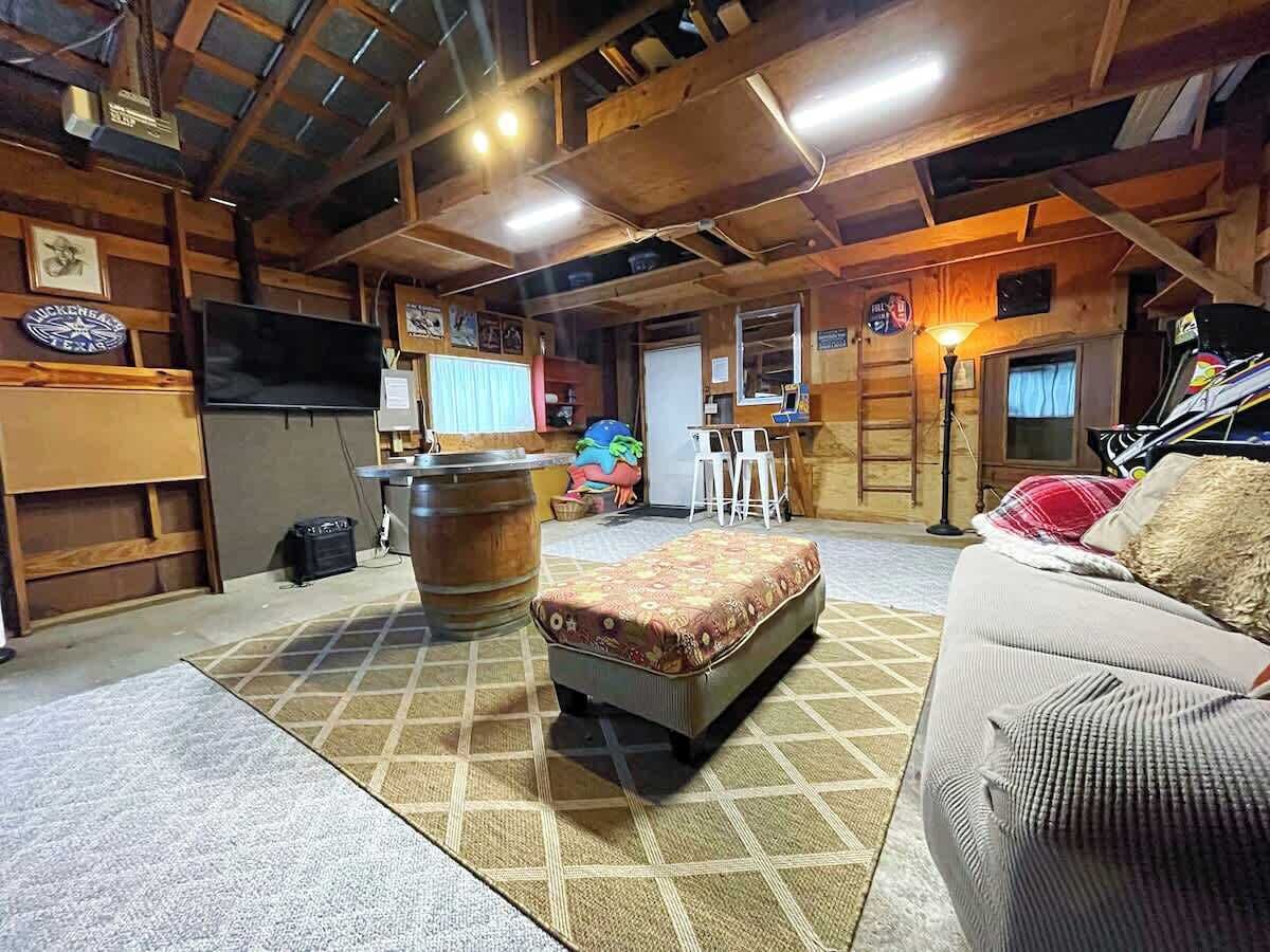 Casa, várias camas, acesso à piscina, vista para a piscina (908 N Crockett) | Área de estar