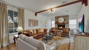 Casa, varias camas, acceso a la piscina, vistas a la piscina (908 N Crockett) | Zona de estar