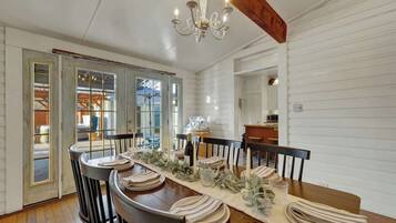 Casa, várias camas, acesso à piscina, vista para a piscina (908 N Crockett) | 4 quartos, individualmente decorados, individualmente mobiliados