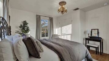 Casa, várias camas, acesso à piscina, vista para a piscina (908 N Crockett) | Vista do quarto