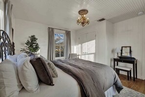 Casa, várias camas, acesso à piscina, vista para a piscina (908 N Crockett) | Vista do quarto