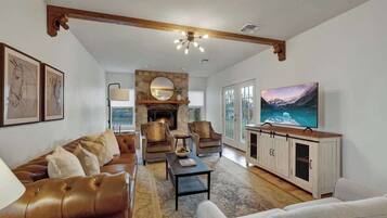 Casa, várias camas, acesso à piscina, vista para a piscina (908 N Crockett) | Área de estar