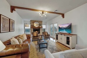 Casa, várias camas, acesso à piscina, vista para a piscina (908 N Crockett) | Área de estar