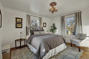 House, Multiple Beds, Pool Access, Pool View (908 N Crockett) | 4 bedrooms, individually decorated, individually furnished, bed sheets - Victorian Escape-pool & Hot Tub! (Fredericksburg)
