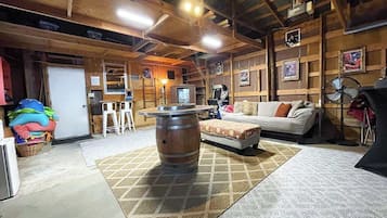 House, Multiple Beds, Pool Access, Pool View (908 N Crockett) | Living area