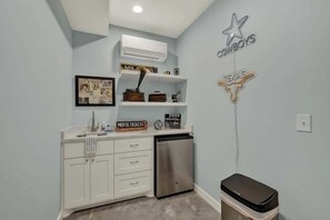 Casa, várias camas, banheira de imersão (336 Ridgeview Dr) | Parte interna
