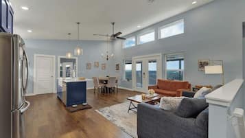 Casa, várias camas, banheira de imersão (336 Ridgeview Dr) | Área de estar