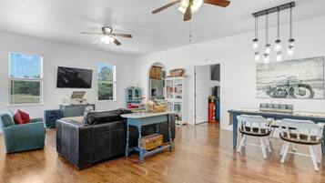 Apart Daire, 1 En Büyük (King) Boy Yatak, Sıcak Su Küveti (1029 US 87 S) | Oturma alanı