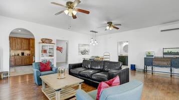 公寓, 1 張特大雙人床, 熱水浴缸 (1029 US 87 S) | 起居區