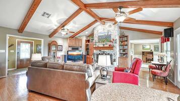 House, Multiple Beds, Patio, Garden View (144 Schattenbaum Dr) | Living area