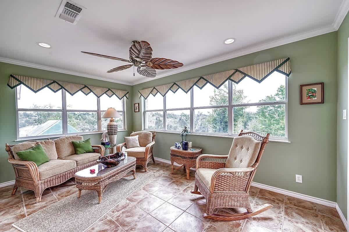 House, Multiple Beds, Patio, Garden View (144 Schattenbaum Dr) | Living area