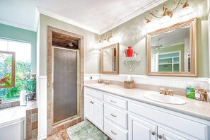 Huis, meerdere bedden, patio, uitzicht op tuin (144 Schattenbaum Dr) | Badkamer | Handdoeken