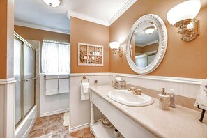 Casa, varias camas, patio, vista al jardín (144 Schattenbaum Dr) | Baño | Toallas 