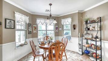 House, Multiple Beds, Patio, Garden View (144 Schattenbaum Dr) | 3 bedrooms, individually decorated, individually furnished, bed sheets