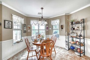 Hus, flere senger, terrasse, hageutsikt (144 Schattenbaum Dr) | 3 soverom, individuelt dekorert, individuelt innredet og sengetøy