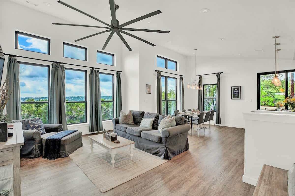 House, Multiple Beds, Pool Access, Pool View (18407 Lakeland Dr.) | Living area