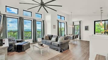 House, Multiple Beds, Pool Access, Pool View (18407 Lakeland Dr.) | Living area