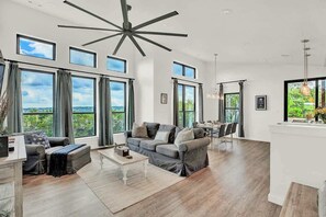 하우스, 침대(여러 개), 수영장 이용, 수영장 전망 (18407 Lakeland Dr.) | 거실 공간