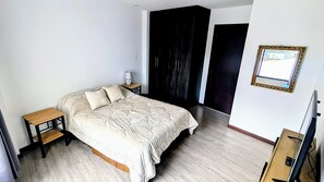 Tabla de planchar con plancha, wifi, ropa de cama