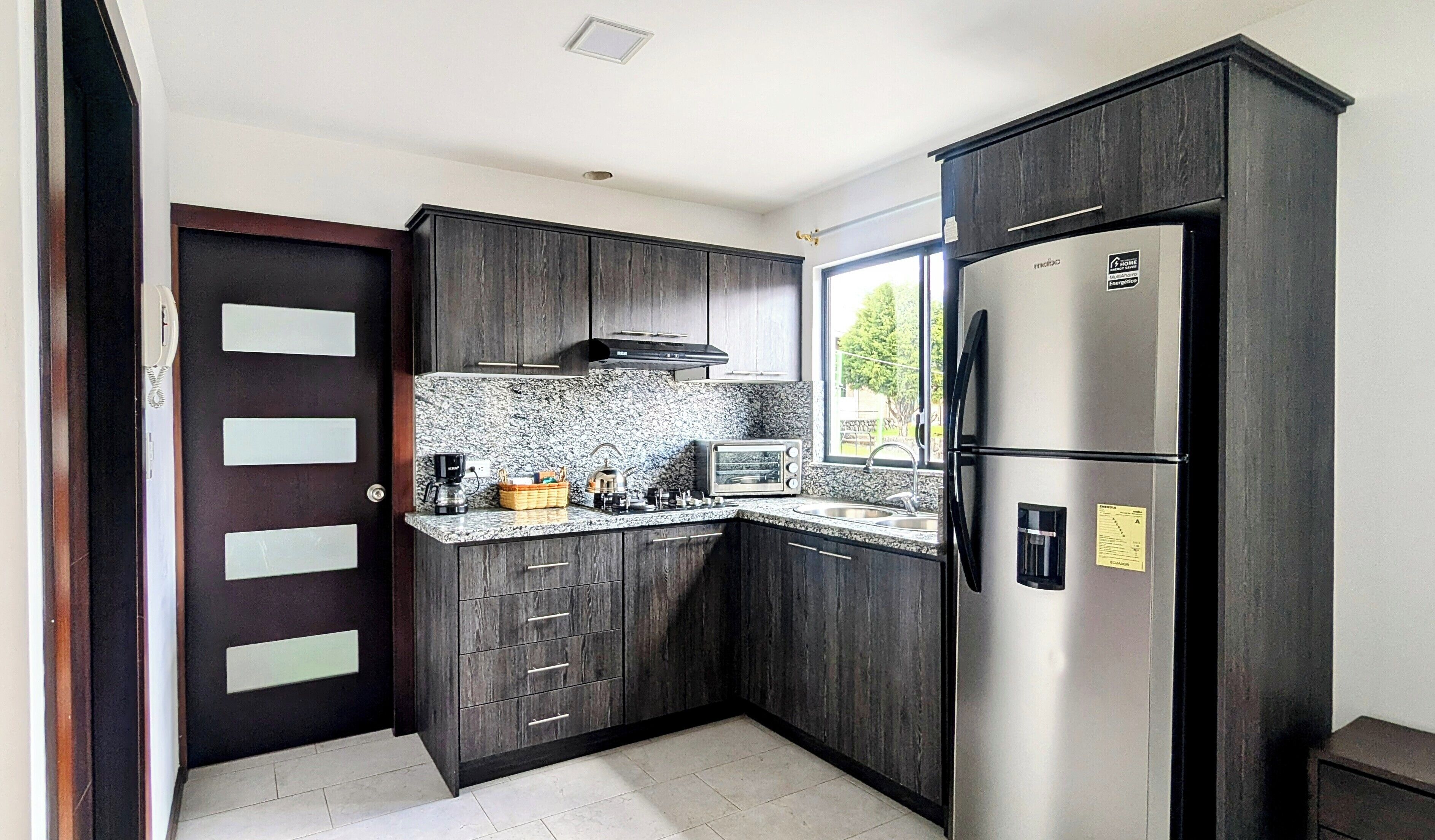 Microondas, horno, placa de cocina, lavavajillas